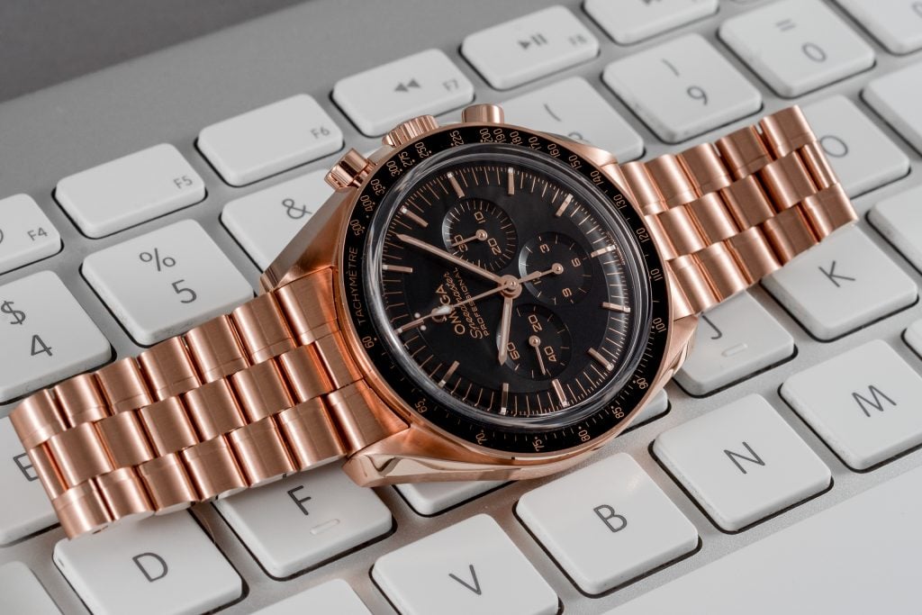 Luxify Review Hands-on Omega Speedmaster Professional Moonwatch 2021 Sedna-Gold
