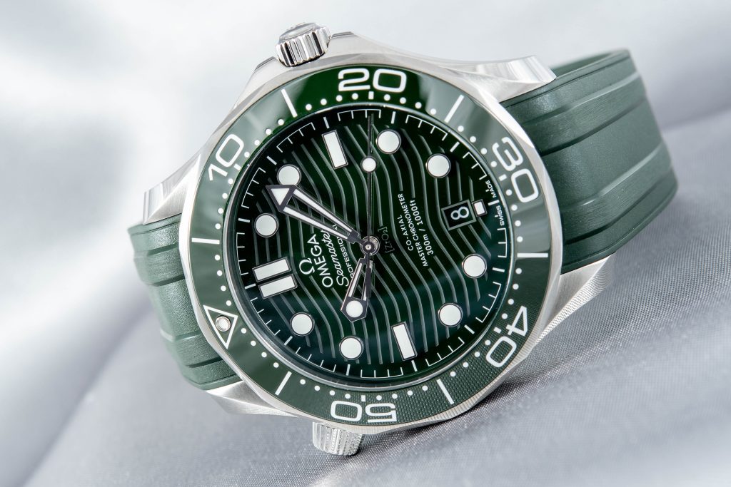 Luxify Review Hands-on Omega Seamaster Professional Diver 300M grün green 2022
