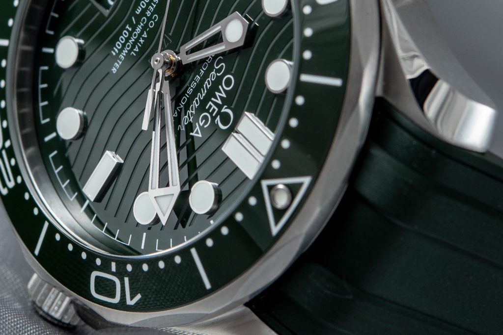 Luxify Review Hands-on Omega Seamaster Professional Diver 300M grün green 2022